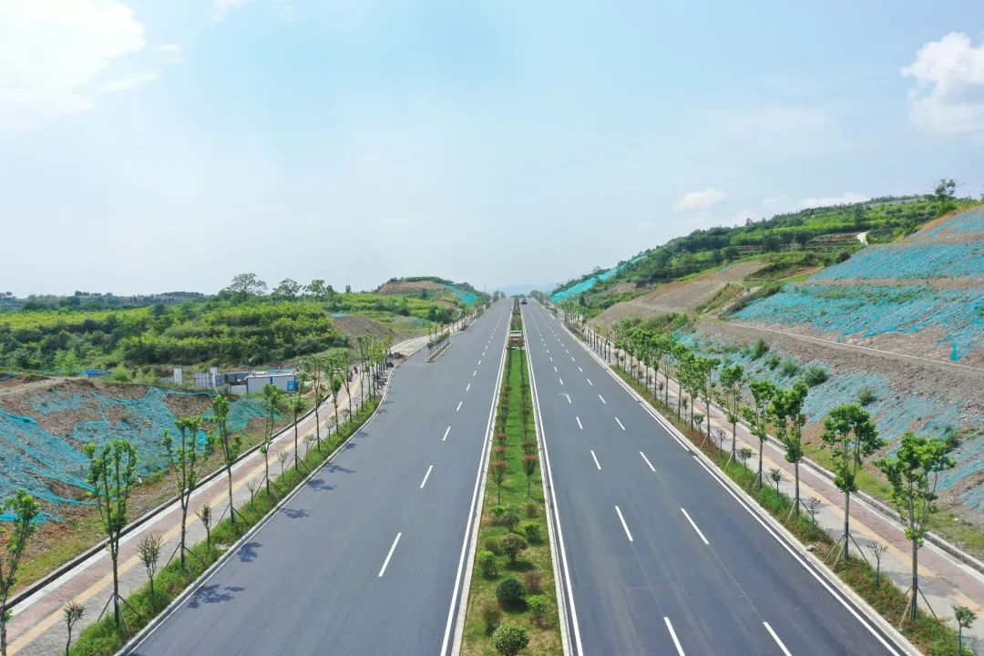 公路上的汽車(chē)
描述已自動(dòng)生成